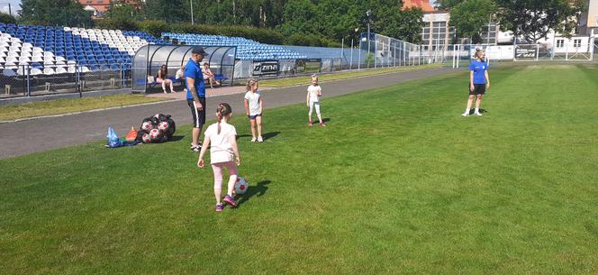 Treningi piłkarskie dla dziewczynek na stadionie