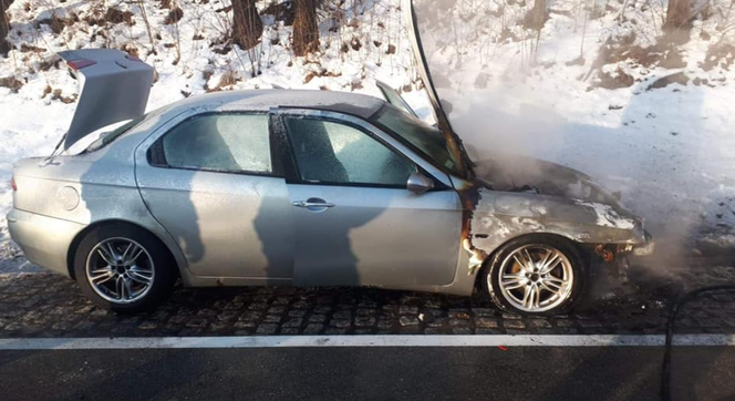 Okolice Nowego Sącza: AUTO PŁONĘŁO na drodze, a DZIECI siedziały w środku! 