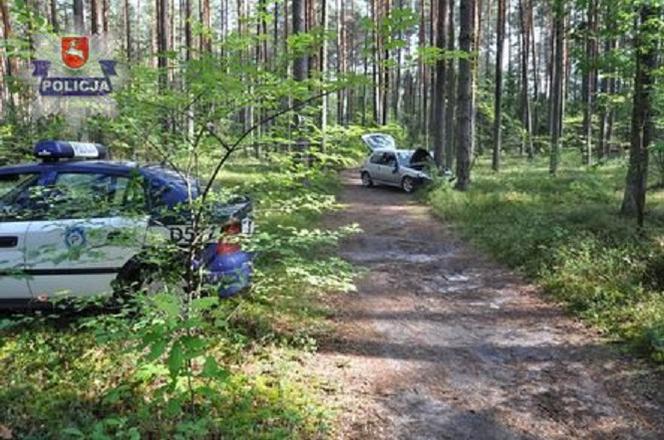 Pijani młodzi wracali z imprezy. Rozbili samochód w lesie i… zasnęli!