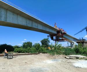 Za kilka miesięcy przejedziemy jedną nitką obwodnicy Łomży. Zobacz zdjęcia z budowy mostu na Narwi [FOTO]