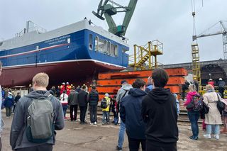 Tyłem zsunął się do wody! Zobaczcie zdjęcia z widowiskowego wodowania 75-metrowego statku rybackiego