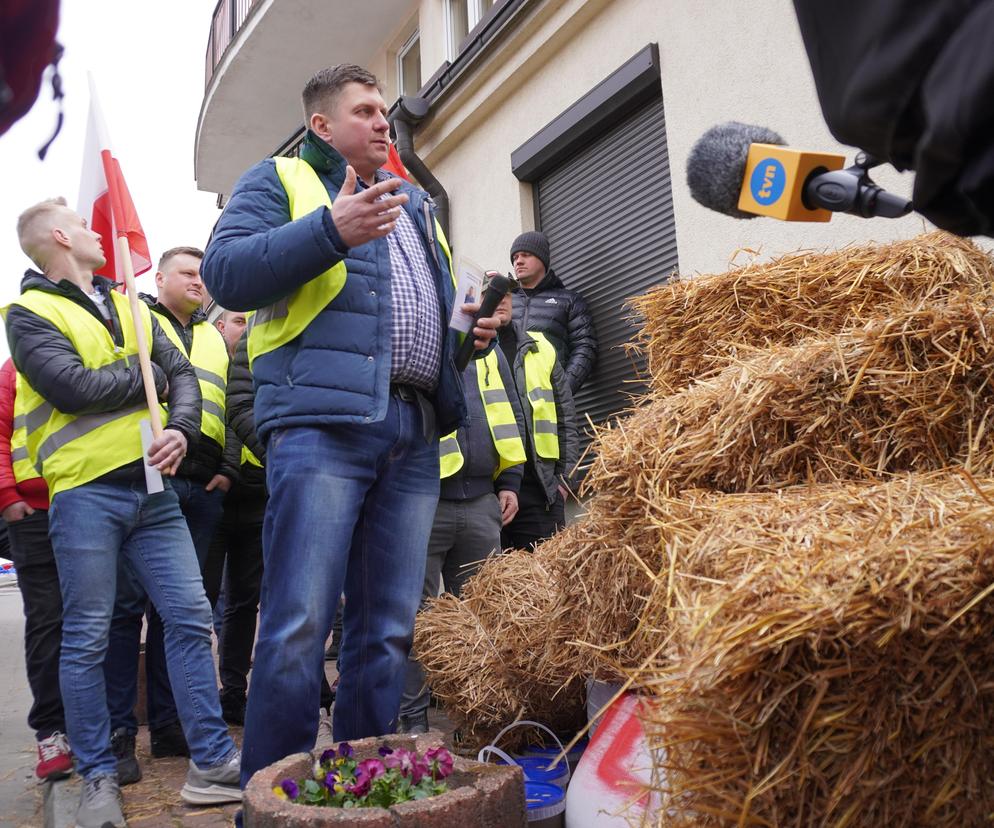 Protest rolników w Białymstoku. Siano i obornik przed biurem marszałka Hołowni