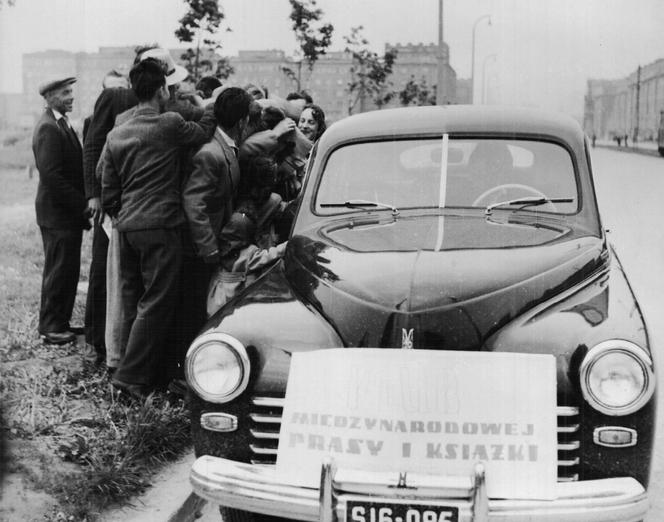 Kraków, Nowa Huta , 1954r. - samochód promujący otwarcie Klubu MPiK fot. Archiwum Empik