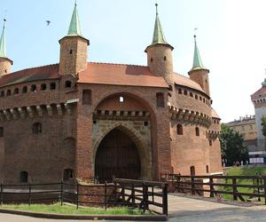 Most przy Barbakanie do rozbiórki. Muzeum Krakowa uspokaja: będzie nowy