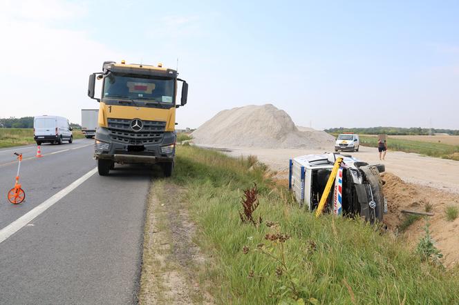 Wypadek w powiecie świeckim. Jadąca na sygnale karetka wylądowała w rowie! [ZDJĘCIA]