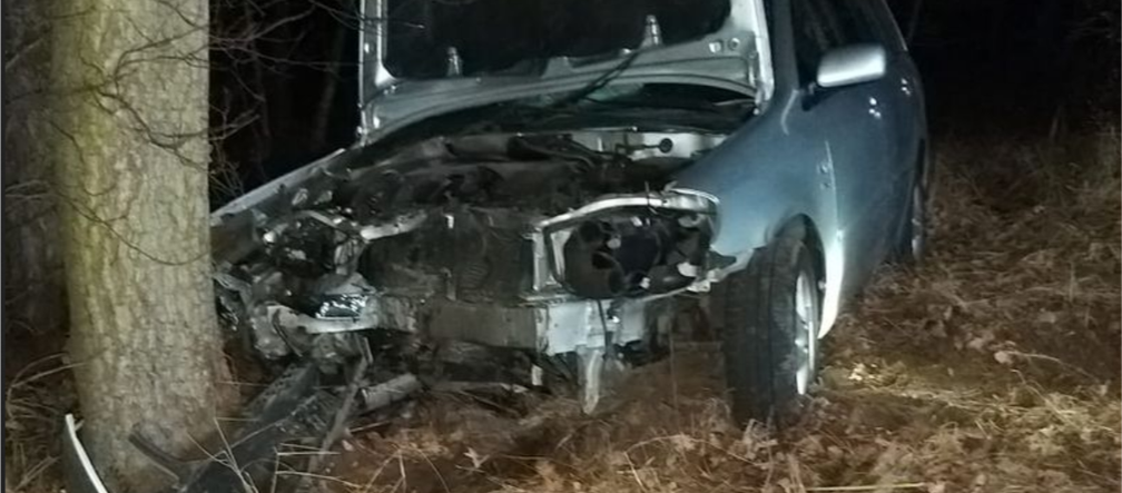 Mężczyzna wjechał w drzewo. Nie zapanował nad samochodem