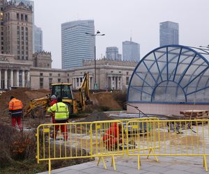 Budowa łąki kwietnej przy wejściu do metra Centrum w Warszawie