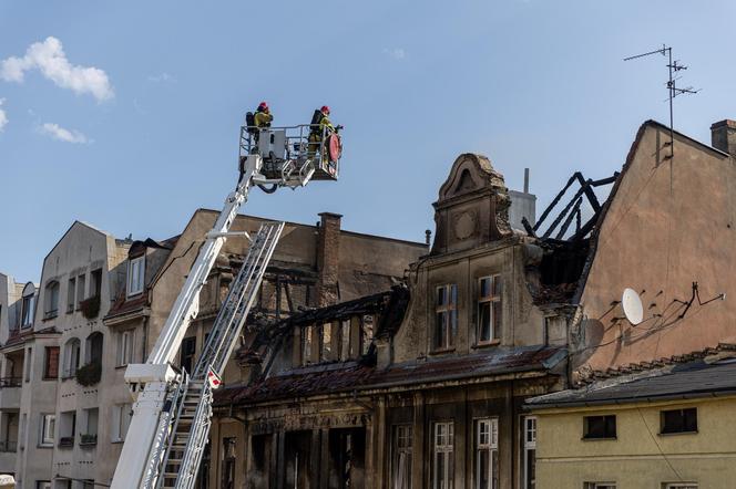 Pożar kamienicy w Poznaniu. Trwają poszukiwania zaginionych strażaków [ZDJĘCIA].