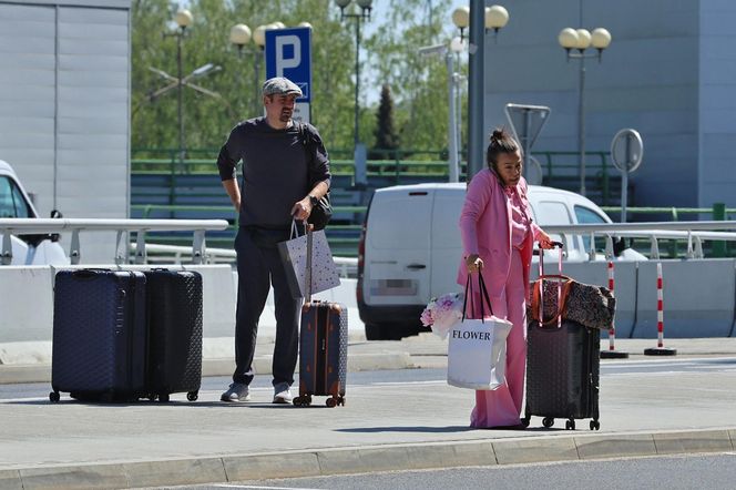Anna Mucha z rodziną na lotnisku