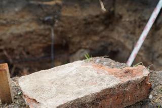 Giżycko. Niezwykłe odkrycie archeologiczne pod Placem Grunwaldzkim. Fragmenty budowli z XV wieku! [ZDJĘCIA]