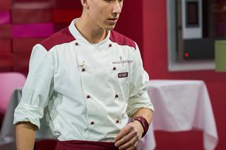  Hubert Jabłoński z czarną bluzą Hell's Kitchen. Kim jest łodzianin?