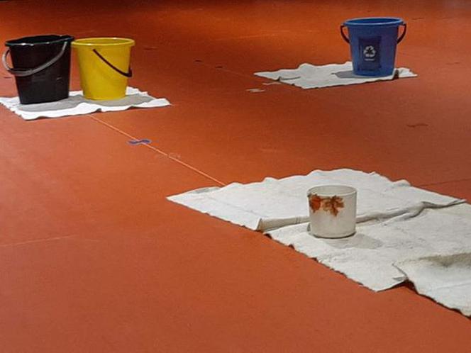 Dziurawy dach na sali gimnastycznej w Rudzie Śląskiej. Dzieci ćwiczą w deszczu? [ZDJĘCIA]