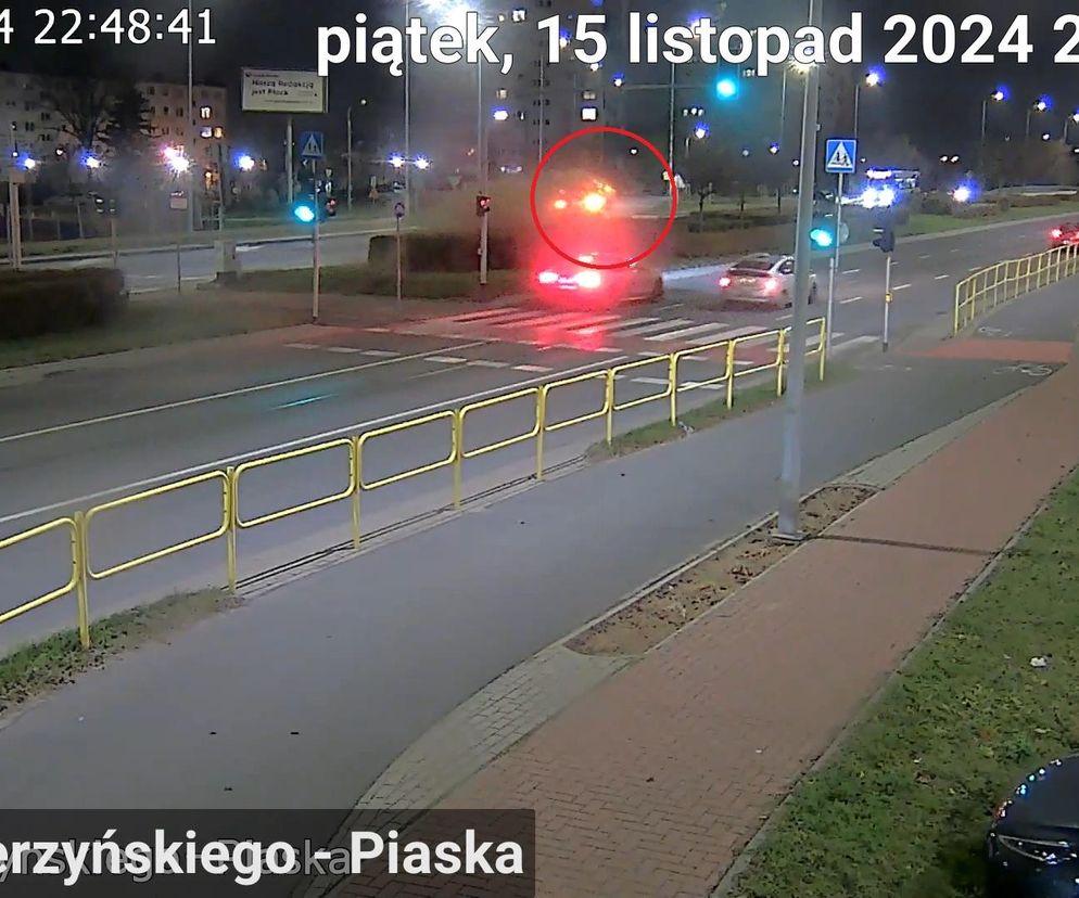 Płock: Kierowca przeleciał nad pasem zieleni. Policja pokazała nagranie 