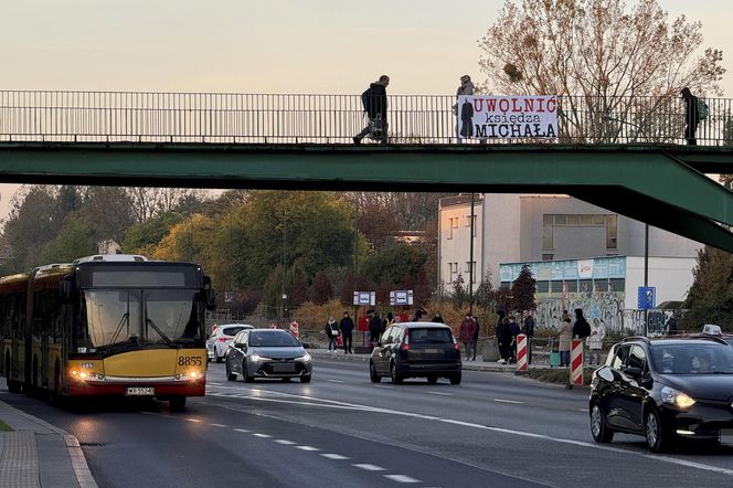 Banery na kładkach w Warszawie. Uwolnić księdza Michała