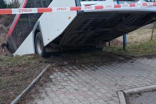 Fatalny wypadek w Czechowicach-Dziedzicach. Autobus zawisł na skarpie! [ZDJĘCIA]