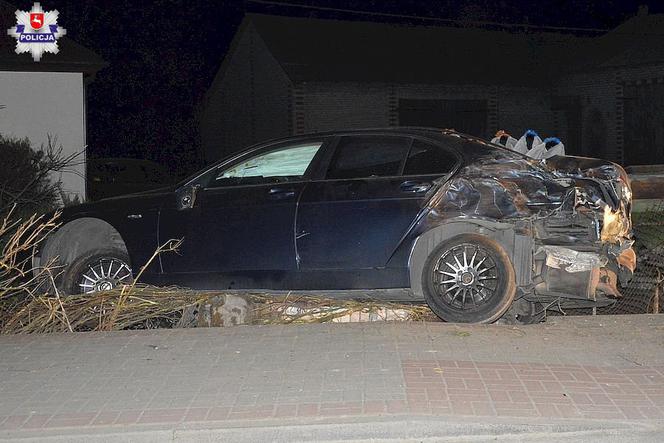 Na kwarantannie i pod wpływem alkoholu! 28-letni kierowca BMW wjechał w płot posesji