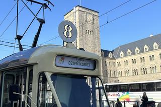 Dzień Kobiet 2024. MPK Poznań rozdał 1,5 tys. tulipanów swoim pasażerkom