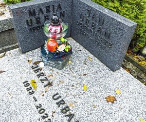 Grób Jerzego Urbana w Zaduszki. Niewiarygodne, co mu położyli na płycie!
