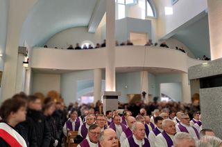 Pełne łez ostatnie pożegnanie duchownego z Kłobucka. Ukochanego proboszcza żegna tłum mieszkańców i wiernych