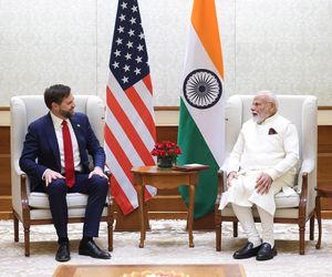 Rozmowy pokojowe w Delhi. Wiceprezydent USA Vance: Rosja i Ukraina będą musiały dokonać wymiany terytoriów.