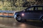 Szalony rajd pijanego kierowcy w Brodach. Uszkodził trzy auta, skończył na drzewie