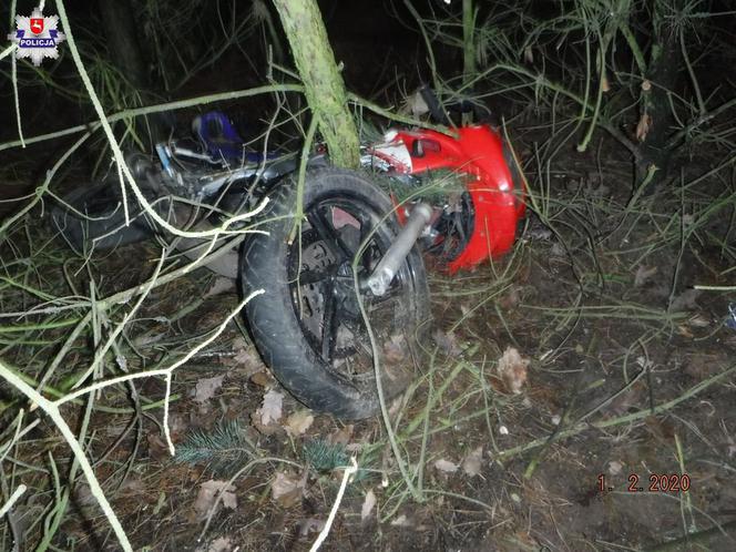 Tragiczny wypadek młodego motocyklisty. Stracił kontrolę i uderzył w drzewo