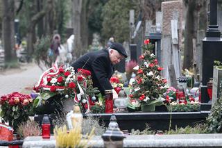 Prezes zawiózł choinkę na grób mamy