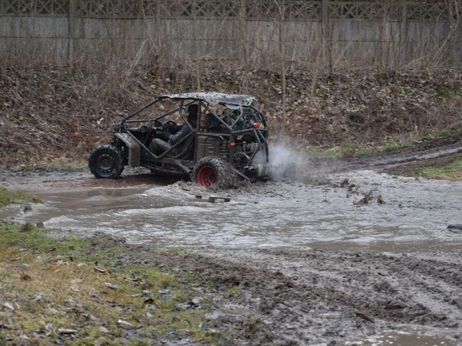 Nietypowy kulig na Śląsku. Zamiast śniegu błoto, a zamiast konia samochód terenowy. 