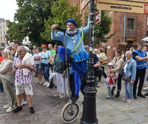 Kolorowa parada na otwarcie Dni Torunia. Przeszła przez serce toruńskiej starówki