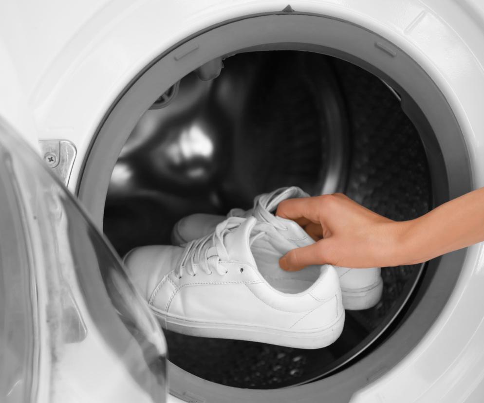 Pranie białych trampek w pralce