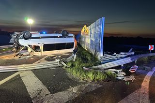 Bus uderzył w barierę energochłonną, po czym dachował