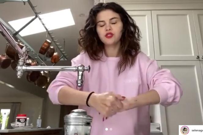Selena Gomez myje ręce