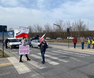 Mieszkańcy Wiskitna strajkują. Zablokowali rondo:  Niech płacone przez nas podatki przełożą się na inwestycje na naszym osiedlu