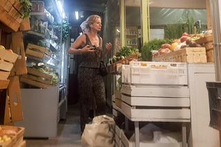 Magdalena Cielecka z torebką za 12 000 zł. kupuje włoszczyznę