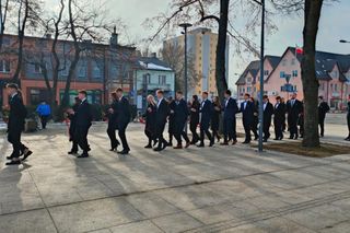 Licealiści zatańczyli poloneza w centrum Bełchatowa
