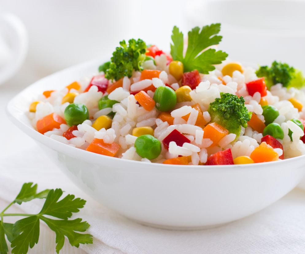 Sałatka z ryżem i mięsem drobiowym