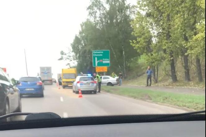 Zderzenie pięciu aut na obwodnicy Piekar Śląskich. Trzy kolizje jedna po drugiej