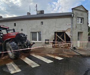 Traktor uderzył w auto i wjechał w budynki! Groźny wypadek pod Grudziądzem [ZDJĘCIA]