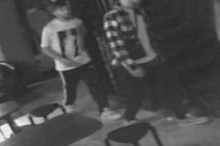 Pobili mężczyznę w barze w Krakowie. Policja prosi o pomoc w poszukiwaniach sprawców