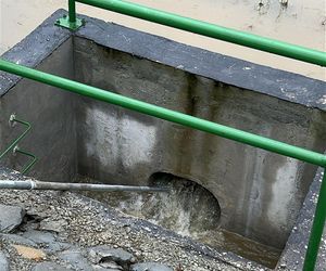 Strażacy OSP Czechowice w akcji pompowania wody