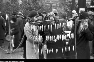 Przedświąteczny handel uliczny w Krakowie w latach 30.