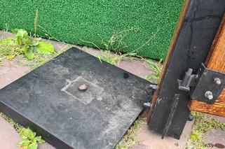 Wandale szaleją na rzeszowskim Rynku. W nocy uszkodzili ogródek [ZDJĘCIA]