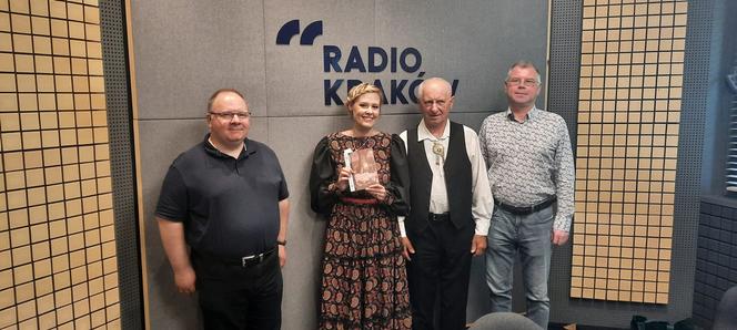 Jan Frycz przez chory kręgosłup nie pomógł córce w promocji