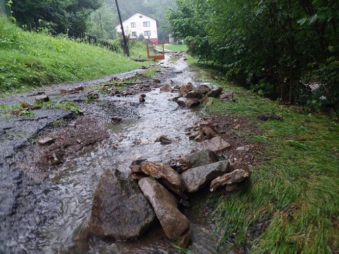 Zalane ulice i posesje. Trudna noc w gminie Goleszów w powiecie cieszyńskim