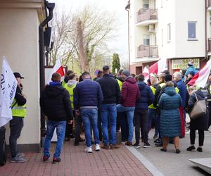 Protest rolników w Białymstoku. Siano i obornik przed biurem marszałka Hołowni