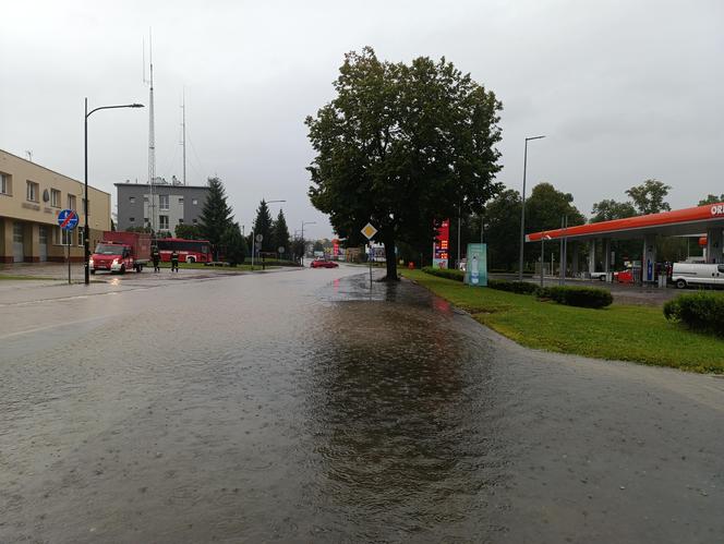 Zagrożenie powodziowe. Głuchołazy. Woda przelała się przez wały. Zalewa miasto