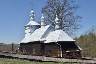 To jedna z najpiękniejszych cerkwi w Małopolsce. Znajduje się w malowniczej wsi 
