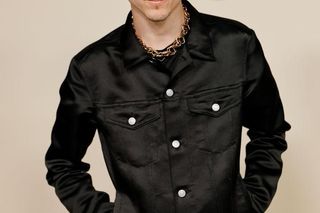 Timothée Chalamet w zestawie zaprojektowanym na zamówienie przez Gap Studio i dyrektora kreatywnego 