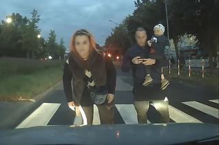 Śląskie: Kobieta zwyzywała kierowcę na pasach Ty padalcu je...any. O co poszło? To wideo jest hitem sieci