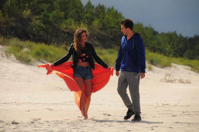 Pierwsza miłość. Mikser (Błażej Michalski), Luiza (Klaudia Halejcio)